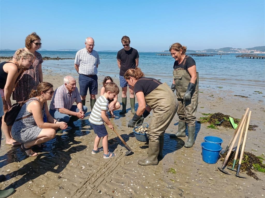 Taller de marisqueo con mariscadoras en Carril, Vilagarcía